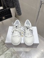 代购级 迪奥Dior C ' Est 25Ss 新款学院风休闲时尚高帮运动鞋 彰显醒目而时尚的风范。精心制作，鞋面侧边镂空设计风格搭配超级时尚，细节也增添一丝优