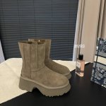 工厂价 UGG 厚底人鱼铅笔靴,御寒休闲，秋冬季必备温暖单品！ 厚底人鱼铅笔靴无论与牛仔裤、裙子还是时下流行的长大衣搭配，都能轻松展现与众不同的气质！ 鞋面采用