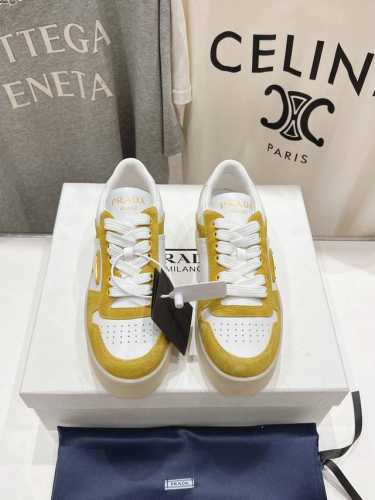 高版本出厂 prada 普拉达 25ss新款系带厚底小白鞋休闲运动鞋这款运动鞋延续经久不衰的轮廓，是新款经典单品采用小牛 精心制作， 提升格调 款式轻盈，四季皆