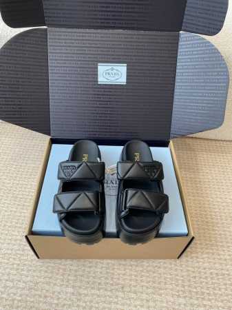 莞产 官网同步盒包装 prada 25Ss 春夏 新款 厚底款 凉拖鞋 想起了小时候上学同学们穿的魔术贴涼鞋仁 经典设计 永不过时 选鞋子注重美观的同时 舒适是 - 点击图像关闭