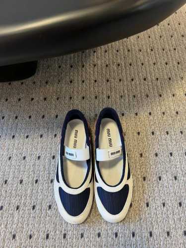 代购级 Miu Miu 25ss 春夏新款走秀MiuMiu 休闲鞋玛丽珍布鞋秀场工艺来自Miu Miu系列的细节特写 新季的潮流要素一与此刻挚爱的概念，多元对撞