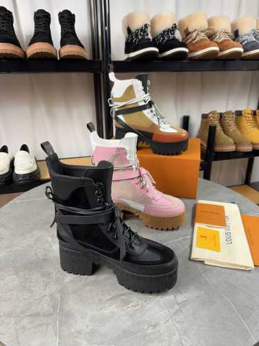 Louis vuitton 2024新款短靴；优美线条拒绝臃肿，原版头层牛皮拼高丝光磨砂牛皮，细带机车靴方便穿脱，没有对比就没 隔绝冬季寒冷 鞋面:原版牛皮 内