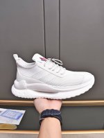 Moncler蒙口男士户外系带运动鞋 具有舒适防滑性能 专为户外跑步或都市漫步而设 兼备创新 功能性与图形细节于一体 从高山氛围汲取灵感 诠释潮流时尚 多种原版