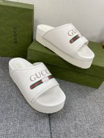 P270Gucci 最新款拖鞋 男女同款厚底拖鞋 即时可识别的品牌标志，标志以新的和意想不到的方式丰富了设计。每一个标志背后都蕴含着品牌的传统和价值，是人们可以