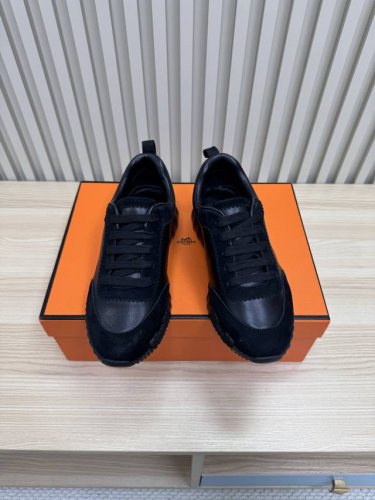 Hermes 爱马仕 顶级版本# 爱马仕H家经典 情侣款 休闲运动鞋 小牛皮运动鞋。超大轻盈鞋底装饰几何图案，意大利制造。在橡胶鞋底上饰以夸张“H”字母，斜体设