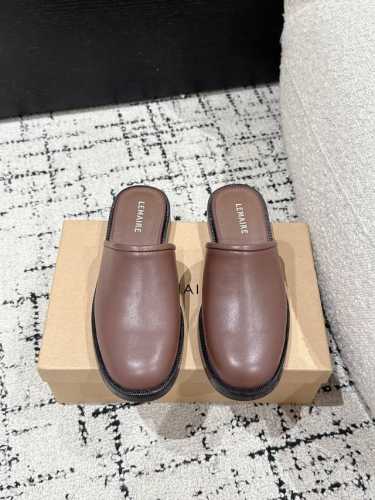 lemaire 25S 新款懒人穆勒鞋 Lemaire经典黑色穆勒鞋，简约轮廓自带高级感。光滑皮革材质，质感满分 。一脚蹬设计，随性又自在。无需刻意搭配，就能轻
