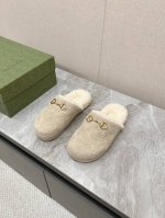 GUCC*秋冬最新情侣款拖鞋INS爆款现货发售原版购入开模，原版一致大底私模开版真毛半包脚极度舒适，松口和勒脚都不会有脚感舒适升级版PU发泡大底鞋面胶片与工艺原