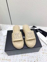 出厂 高版本 Chane* 小香23C新品 菱格厚底松糕凉鞋拖鞋 夏天一定要入的凉拖系列 可文艺可时髦 穿搭率实在太高了 厚底在拉长腿方面真的Yyds 百搭舒适