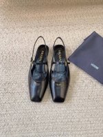 PRAD*SS25新款小方头凉鞋 原版套楦 顶级品质材质鞋面：进口开边珠内里：进口羊皮里大底：原版开模注塑大底码数：35-39 34、40、41定做不退不换
