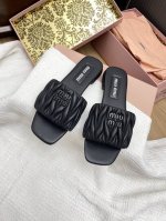 Miumiu2025初夏新款褶皱面一字拖鞋 皱皱的皮革处理工艺是Miu家的经典手法 凸显了小羊皮的天然质感~ 让视觉更精致 材质：小羊皮 内里：羊皮 大底：意大