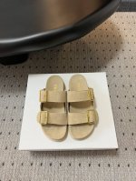 prad* 最新春夏锯齿罗马凉鞋 复古时髦前卫的轮齿 让整双鞋轻便舒适 双带扣设计更是简洁大方 标志性金属三角标搭配古沙滩凉鞋造型 每一个元素都踩在时髦点上 鞋