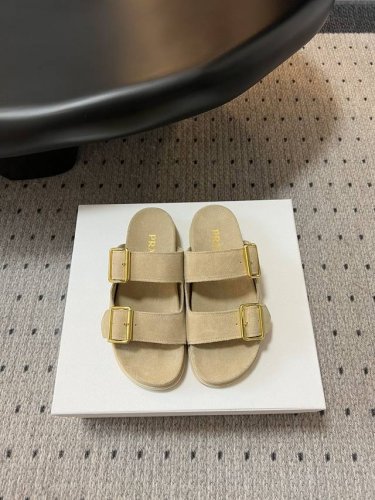 prad* 最新春夏锯齿罗马凉鞋 复古时髦前卫的轮齿 让整双鞋轻便舒适 双带扣设计更是简洁大方 标志性金属三角标搭配古沙滩凉鞋造型 每一个元素都踩在时髦点上 鞋