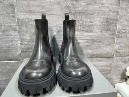 升级版大底一比一原版开模，顶级版本BALENCIAGA巴黎世家大头马丁靴，檫色做旧复古松紧靴靴，经典开边珠黑色给整体更酷的感觉，时尚元素与经典结合、这款被无数网 - 点击图像关闭