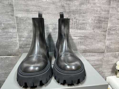 升级版大底一比一原版开模，顶级版本BALENCIAGA巴黎世家大头马丁靴，檫色做旧复古松紧靴靴，经典开边珠黑色给整体更酷的感觉，时尚元素与经典结合、这款被无数网