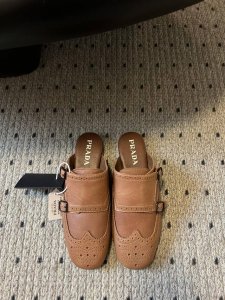 Prad* 25ss 普拉达走秀款复古2扣半拖爆款！走秀款 复古感时髦满满 随意百搭 时尚休闲 独到味道，人人都爱也轻松驾驭 每年都会爆.足以征服你，穿上它，休