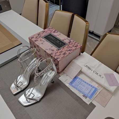 JlMMY CHOO周仰杰 专柜款3D棱格磁铁盒包装 顶级版本，低端勿比。25年最美凉鞋 ，方头一字带水晶钻帘凉鞋系列。 时尚国外博主“KarenWazen”同 - 点击图像关闭