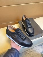 百万富翁 顶级代购男士休闲鞋专柜同步发售。鞋底：原厂特供原版底，独家活动成型底超级舒适，原厂跟单货搭配制作，羊里细节决定品质、我们只为用心做好鞋，可随意进出专柜