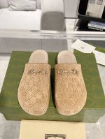 Gucci 女士马衔扣穆勒鞋 半拖鞋 这款鞋履设计源自马衔扣拖鞋，匠心融蕴宽圆头设计。马衔扣最早于20世纪50年代引入Gucci，此后成为品牌本源的象征，以当代