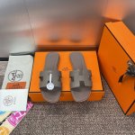 工厂价 爱马仕 Hermes 春夏经典款 Oran 拼色工字拖女鞋 H家平底圆头露趾凉拖鞋 材质：进口小牛皮+水染羊皮水里+意大利真皮大底 Size: 35-4