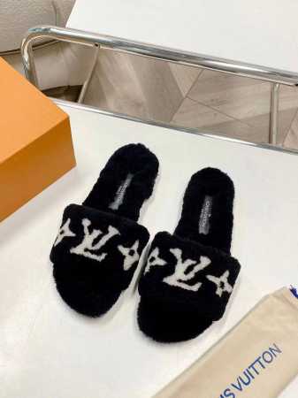 皮底 L.V 秋冬走秀新款小跟毛毛拖鞋 今年新款真是少女心爆棚的毛毛拖鞋，特别是粉色泰迪爆款颜色，超级可爱 纯皮毛一体羔羊毛打造！超温暖的感觉，穿上仿佛踩在云朵 - 点击图像关闭