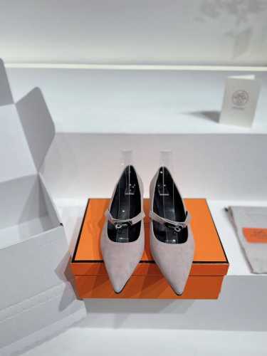 顶级版 Hermes 新款爱马仕kiara40尖头小猫跟kelly扣单鞋ZP购入做货，顶级原单品质！鞋面：进口头层小牛皮面料，垫脚混种羊皮，进口真皮外底。无论是