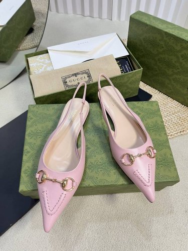Gucci 24Ss春夏新款 G家尖头马衔扣V型系列 经典再现 简约设计高雅品质 鞋面以羊皮双G布材料匠心打造 鞋面缀饰亮眼的经典马衔扣 后带着釆用松紧带设计