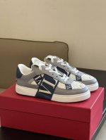 出厂: Valentin O 23秋冬新色上线 情侣款 顶级版本 鞋面设计真是细节满满 织带刺绣 以及不同纹路的皮质的拼接运用 视觉上真的很精细了 鞋底组合而成