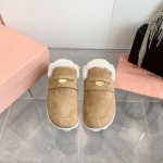 MiuMiu秋冬新品羊毛半拖 ！进口蓬松柔软组合羊毛 独特慵懒个性风格！上脚百搭暖底.女士们的最爱.很棒的适合度. 原版开发 全套包装 鞋面：牛京.羊毛内里.原