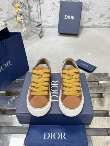顶级版本P女 、男 Dior 迪奥B33系列 情侣款休闲板鞋 原版购入开发做货 采用迪奥灰牛皮革精心制作，侧面饰以同色调 CD Diamond 图案帆布镶片。