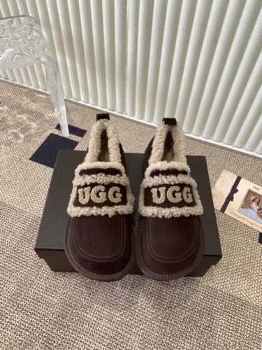 Ugg 刺绣logo圆头鞋 一眼就上头的款式 胖胖的方圆头鞋 加上羊毛边边logo 憨憨的可爱，秋冬穿搭必备单品光鞋身很轻巧，不论是居家还是出街都很可 颜色：栗