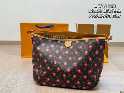 Lv 村上隆 限量樱桃托特包 红了樱桃绿了芭蕉 好美的包 这款和村上隆合作的樱桃系列 真的很美可爱又俏皮 实用且百搭！ 尺寸40 28