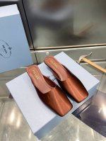 prada普拉达新款三角标三角跟方头穆勒拖鞋 出厂价p 材质与工艺： 鞋面：进口真丝缎面 内里：原版羊皮内里 进口真皮大底 Size：35-39 40定制不退换