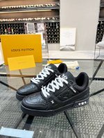 款L Trainer Maxi休闲运动鞋，2025早春新配色，将经典 Lv Trainer 运动鞋瞩目放大，本款 Lv Trainer Maxi 运动鞋糅合 M