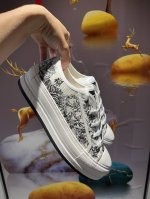元 2025年Walk‘n’Dior刺绣中帮休闲鞋上新啦在时尚的舞台上，Dior刺绣鞋是当之无愧的主角。细腻的针法游走于鞋面，每一针都倾注了匠人的心血，每一线都
