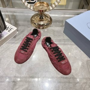 出厂 男款10情侣款 Prada 普拉达新款德训鞋 鞋面麂皮有肌理感，内里羊皮包裹，软软糯糯的鞋垫加厚小羊皮，踩上去无比舒适，有支撑感，又包裹得很好的感觉 鞋型
