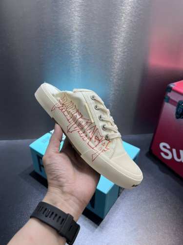 正确版本 Balenciaga 巴黎世家 全新paris休闲帆布鞋 最爱的一款布鞋 风格永续，永不过时 做旧复古风格，以崭新视角演绎“中古风”黑白红经典配色鞋头
