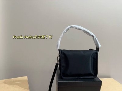配盒尺寸21.16 普拉达prada Hobo 尼龙腋下包