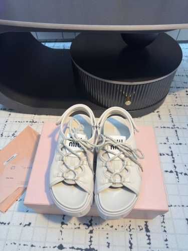 miu Mi* 25Ss春夏专柜新款厚底凉鞋 上脚舒适感极好的一款休闲厚底凉鞋 搭配牛仔裤Yyds 上脚超级显腿长 鞋面 缎莱卡轻弹布 水台 Tpu水台 鞋底