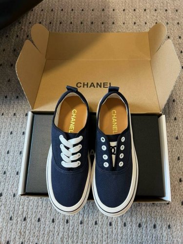 chane* 25C 隐藏款休闲学院风小白鞋 Vintage感满满，中古复刻款Get啦 小白鞋适配春夏，黑白拼接就很Chanel。配合袜子就很复古学院的感觉。全