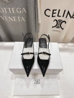 高版本出厂 Odtd小众潮牌 25Ss 春夏新款针织毛袜拼接猫跟尖头高跟单鞋凉鞋 简约轮廓设计 阐述自然与时髦的美妙融合毛线装饰 与柔软的皮质形成独特设计 人手
