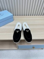 Prada 普拉达 男女款 24秋冬新款羊毛里 乐福鞋 羊毛领口上下呼应设计！勾勒出普拉达品牌logo 凸显高端大气 ！采用澳洲进口羊皮毛内里，冬季保暖效果超赞