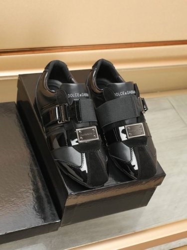 新款Dolce＆Gabbana 顶级原单DG重工系列，新款休闲时尚鞋版型简洁大气，时尚专属时尚又大方。鞋面：原版头层小牛皮，舒适的羊皮内里。原版特制电镀组合大底