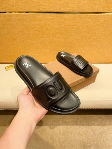 工厂P价 。 Louis V*路易威登高端精品 奢品拖鞋，1:1高端品质，休闲阳光宽松舒适型，最高版本高品质精品，经夏季必入哦！38-44