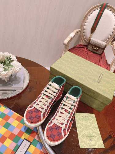 女款 男款10 蜗牛上新 Arrival Gucci tennis 1977 经典系列帆布鞋 火爆推荐款，G+1977×Disney 合系作列 GG帆布成制融品