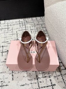 miu Miu 缪缪 25 早春新品 平底 夹脚 半拖 专柜主打最新走秀款 夹脚平底 凉拖 火爆上新！ 缪家高货 顶级工艺打造精品质感 无敌舒适 绝对是一见钟情