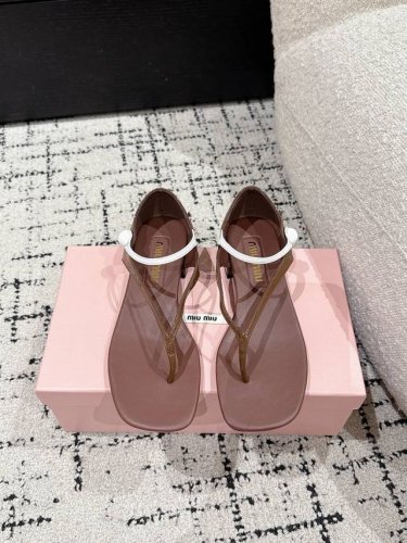 miu Miu 缪缪 25 早春新品 平底 夹脚 半拖 专柜主打最新走秀款 夹脚平底 凉拖 火爆上新！ 缪家高货 顶级工艺打造精品质感 无敌舒适 绝对是一见钟情