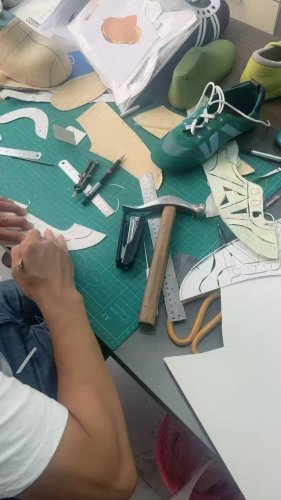 实价： Lv｜25年最火德训鞋 即将来袭Sneakerina 感觉是25年要爆火的鞋子[偷笑R] 即将开启预订～#超级舒服的德训鞋[话题]# #从鞋做潮人[话题