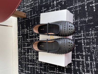 东莞代购级 the Row 复古简约玛丽珍鞋 据说这是本年度最美丽的玛丽珍奶奶鞋 法式优雅气质在线 高级又时髦 可盐可甜 文艺又气质 四季可穿的单品 挂扣设计