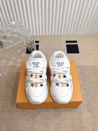配饰60 louis Vuitton 路易威登Run Away Maxi运动鞋 Run Away Moxi运动鞋初次亮相于 2025早秋系列 以大号版本延续 R - 点击图像关闭