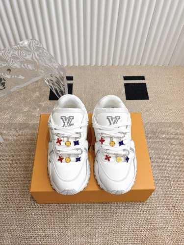 配饰60 louis Vuitton 路易威登Run Away Maxi运动鞋 Run Away Moxi运动鞋初次亮相于 2025早秋系列 以大号版本延续 R